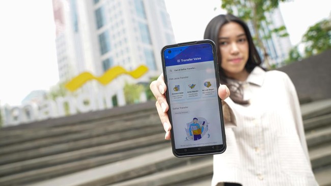 Livin' by Mandiri menghadirkan fitur Multi SoF & Solusi Valas, inovasi terbaru untuk memberikan fleksibilitas dan kemudahan transaksi kepada nasabah.