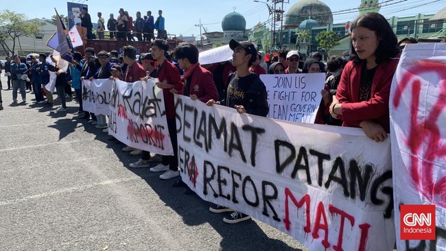 Aksi BEM SI di Depan Gedung DPRD Jatim Soroti Kekosongan Reformasi di Masa Pemerintahan Presiden Jokowi