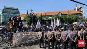 Lautan Massa Mahasiswa Mulai Menyemut di DPRD Jatim