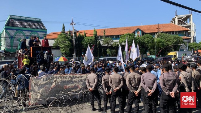 Gerombolan Mahasiswa Semut di Gedung DPRD Jatim, Mengerumuni Tuntutan Perubahan