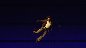 5 Highlight Penutupan Olimpiade 2024, Aksi Terjun Tom Cruise
