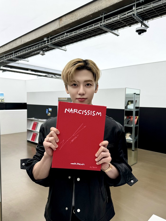 Digelar pada 29 Juni hingga 19 Juli 2024 di ibu kota Korea Selatan, Jaemin NCT bikin nostalgia fans dengan menampilkan potret-potret yang ia ambil sendiri selama tujuh tahun terakhir di pameran foto solo perdana, “NARCISSISM”. / Foto: x.com/NCTsmtown