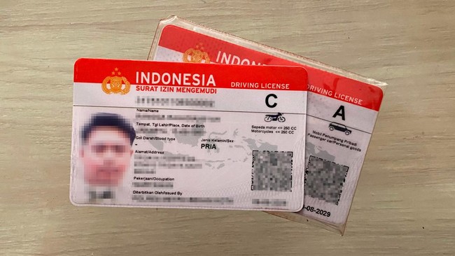 Dirregident Korlantas Polri Brigjen Pol. Yusri Yunus menjelaskan format baru SIM terintegrasi dengan NIK itu berlaku sejak Juli 2024.