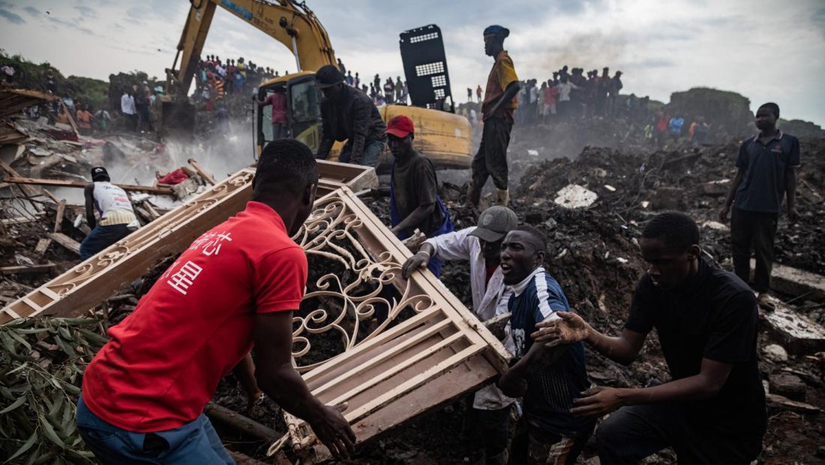 FOTO: Gunungan Sampah di Uganda Longsor, 23 Orang Tewas