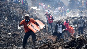 FOTO: Gunungan Sampah di Uganda Longsor, 23 Orang Tewas