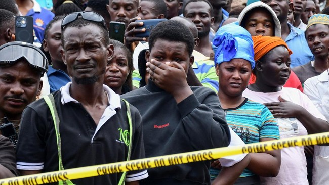 FOTO: Gunungan Sampah di Uganda Longsor, 23 Orang Tewas