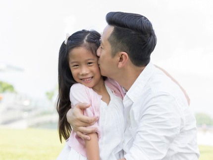 Sampai Kapan Ayah Boleh Mencium Anak Perempuannya? Ini Kata Psikolog