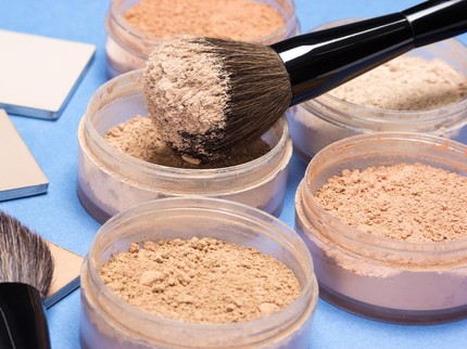 11 Rekomendasi Loose Powder untuk Kulit Kering hingga Berminyak