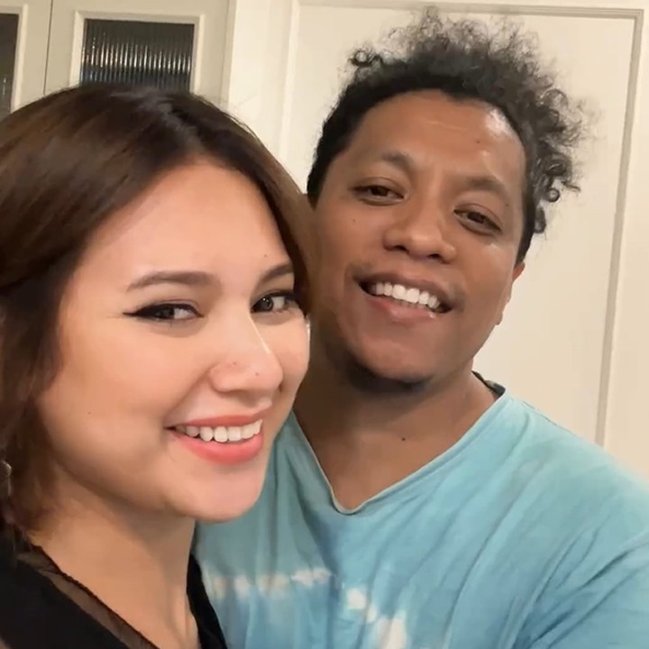 <p>Perubahan gaya rambut Indah juga membuatnya dipuji oleh sang suami, lho. Indah disebut terlihat mirip seperti Putri Diana. "Cakep banget sih, kayak Lady Diana," ucap Arie Kriting. Mendengar hal itu, Indah tak mampu menahan tawa, "Jauh ya, muka Indonesia masa tiba-tiba ke sana." (Foto: Instagram @indahpermatas)</p>