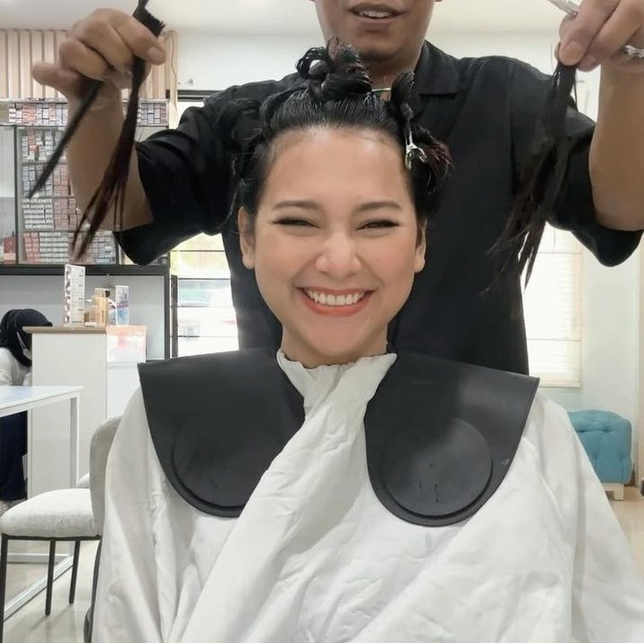 <p>Indah Permatasari memutuskan untuk mengubah penampilannya. Ia pergi ke salon untuk memangkas rambutnya hingga menjadi sangat pendek. "Akhirnya potong rambut setelah sekian lama dengan rambut panjang. Deg degan juga ternyata, karena takut tidak cocok dengan muka aku yang bulat seperti bola pingpong," tulis Indah di keterangan fotonya. (Foto: Instagram @indahpermatas)</p>