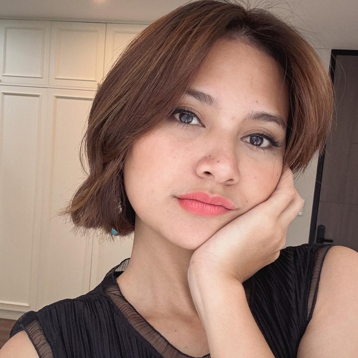 <p>Setelah selesai di-makeover, Bunda satu anak ini tampil manglingi dengan rambut pendek dan poni samping berwarna cokelat. Potongan rambut pendek membuatnya tampak lebih tegas dan anggun, ya? Melihat hasilnya yang bagus, Indah bersyukur bahwa ia telah mengambil keputusan yang tepat. Apalagi, sang suami juga menyukai penampilannya yang baru. "Ternyata aku happy sekali dengan penampilan aku yang baru. Terlebih juga Bang @arie_kriting sepertinya setuju dengan keputusan ini," kata Indah. (Foto: Instagram @indahpermatas)</p>