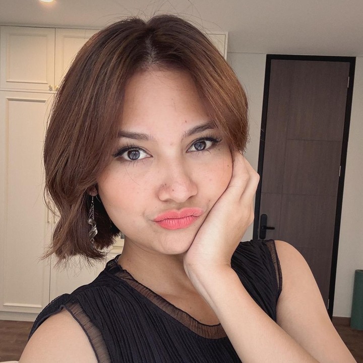 <p>Penampilan baru Indah Permatasari sukses bikin pangling netizen. "Berulang baca nama Indah Permatasari mana nih sambil mikir, perasaan ga follow saking panglingnya," komentar @officialwin***. "Kalau boleh tahu, ini bule dari negara mana ihh perfectnya masyaAllah," kata @_tika.and*** (Foto: Instagram @indahpermatas)</p>