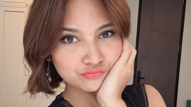 Make Pangling, a photo of Indah Permatasari’s beautiful new look after cutting and painting her hair