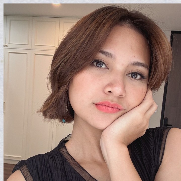<p>Indah Permatasari bikin pangling usai memutuskan untuk memotong dan mengecat rambutnya dengan warna cokelat. Sempat deg-degan karena takut gaya rambutya tak cocok dengan bentuk wajah, ternyata Indah terlihat cantik hingga mendapatkan pujian dari sang suami. "Ternyata aku happy sekali dengan penampilan aku yang baru. Terlebih juga Bang @arie_kriting sepertinya setuju dengan keputusan ini," kata Indah dalam unggahannya. (Foto: Instagram/@indahpermatas)</p>