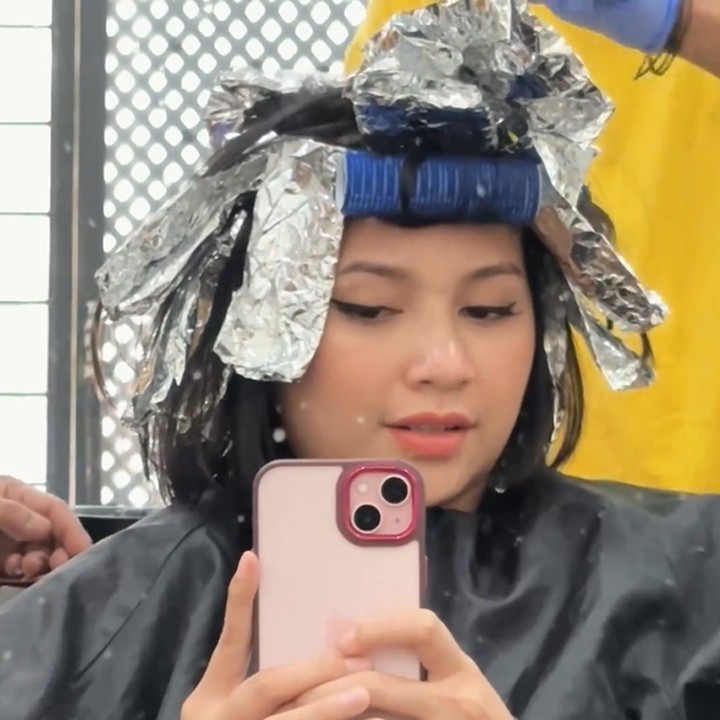 <p>Tak hanya memotong rambut, Indah juga mengganti warna rambutnya, Bunda. Ia melakukan proses <em>bleaching</em> terlebih dahulu sebelum lanjut ke pengecatan rambut. "Momen ter deg-degan," ucapnya. (Foto: Instagram @indahpermatas)</p>