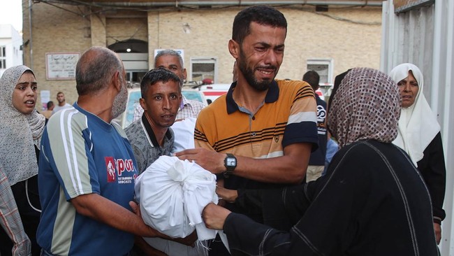 Setidaknya 100 warga Palestina dilaporkan tewas usai menjadi korban serangan biadab Israel di Sekolah Al-Taba'een di Kota Gaza, Jalur Gaza pada Sabtu (10/8).