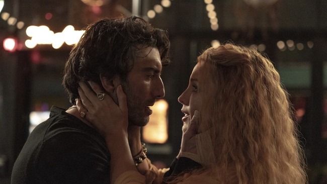 Sinopsis It Ends with Us: Lily mencoba memulai hidup baru, tapi bertemu ahli bedah saraf yang mengingatkannya dengan trauma masa kecil.