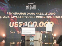 Jackie Chan Lelang Jaket Miliknya ke Nasabah Kaya RI, Laku Rp 1,5 M