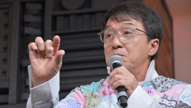 Konser SEVENTEEN di Hong Kong diwarnai kejutan saat aktor legendaris Jackie Chan ikut naik ke atas panggung.