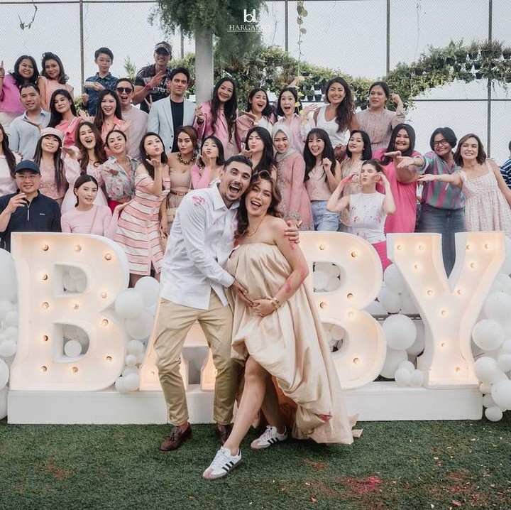 <p>Kebahagiaan Jedar dan Vincent pun seakan menyebar ke para netizen nih Bunda. Banyak yang turut bahagia dan mendoakan keduanya. "<em>Masya Allah</em>, sehat selalu Kak Jedar dan keluarga," ungkap seorang netizen dengan emotikon hati. "Sehat-sehat dan bahagia ya. Idolaku semuanya," ujar netizen lainnya. (Foto: Instagram: @inijedar)</p>