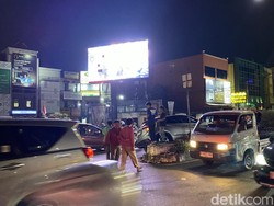 Mobil Tabrak Separator Jalan Margonda Depok hingga Tersangkut, Lalin Macet
