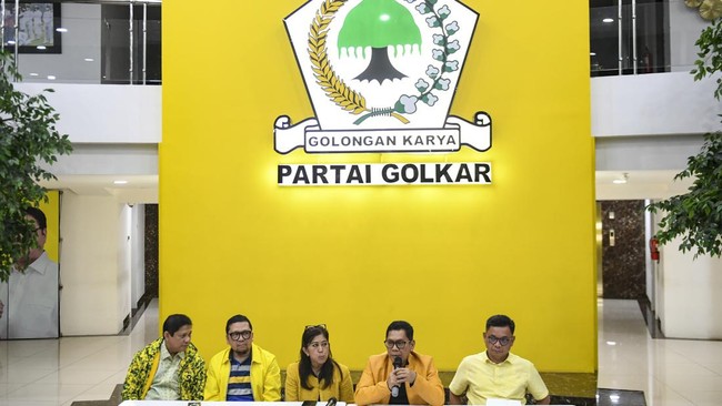 Golkar menggelar rapat pleno pada Selasa (13/8) malam ini menyusul pengunduran diri Airlangga Hartarto sebagai Ketua Umum Golkar.