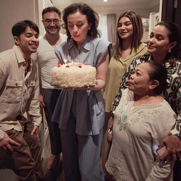 <p>Kejutan demi kejutan yang didapatkan oleh Kimberly pada hari ulang tahunnya membuat netizen ikut bahagia dengan Bunda dua anak itu. "Banyak yang sayang kamu Kim. Semoga bahagia selalu.. Allah melindungi dan selalu memberkahimu aamiin," ucap @unifa***. "Semoga Kim selalu bahagia dan dikelilingi orang-orang baik.. Dimudahkan segala urusannya dan dimudahkan rezekinya.. Sehat selalu sama anak-anak ya Kim, kamu berhak bahagia," tutur @sudibyo**** (Foto: Instagram @kimbrlyryder)</p>