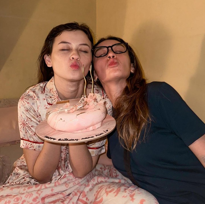 <p>Dalam potret yang dibagikan, Kimberly Ryder terlihat memamerkan senyum bahagia sambil memamerkan kue ulang tahunnya. Di sebelah Kim, terdapat sang adik, Natasha Ryder yang meluangkan waktunya untuk merayakan momen spesial itu. (Foto: Instagram @kimbrlyryder)</p>