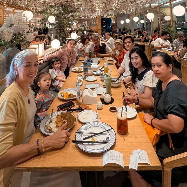 <p>Kimberly Ryder kemudian mengajak keluarganya untuk menikmati makan bersama. Ia bersyukur dikelilingi oleh keluarga tercinta pada hari ulang tahunnya. <em>"Birthday Week wrap! Grateful</em> pisan lah pokoknya," tulis Kimberly. (Foto: Instagram @kimbrlyryder)</p>