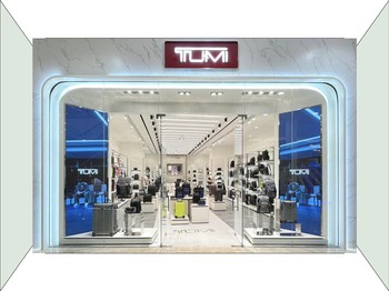 Koleksi Fall 2024 dari TUMI dalam Reopening Store Senayan City