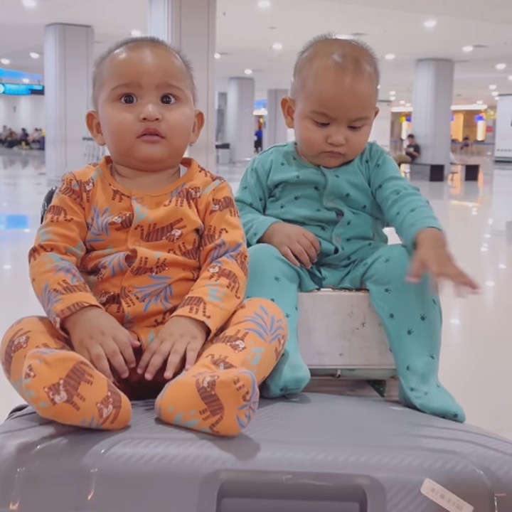 <p>Masayu Clara melahirkan dua anak laki-lakinya pada 9 Agustus 2023. Keduanya pun diberi nama Lam Agartha Poeteu Harta Yudana dan Vee Agartha Poeteu Harta Yudana. (Foto: Instagram: @masayuclara)</p>