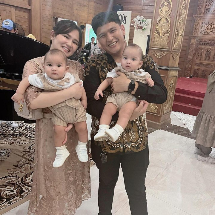 <p>Bunda, kita doakan agar Lam dan Vee tumbuh menjadi anak yang sehat dan saleh, ya. Semoga Lam dan Vee juga bisa menjadi kebanggaan bagi kedua orang tuanya. (Foto: Instagram: @masayuclara)</p>