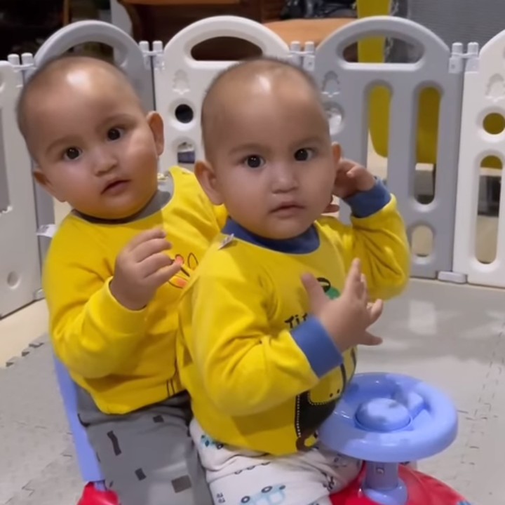 <p>Masayu sendiri kerap membagikan momen kebersamaannya dengan kedua putranya ini pada laman Instagram. Lam dan Vee pun terlihat sering memakai baju kembar yang menggemaskan. (Foto: Instagram: @masayuclara)</p>