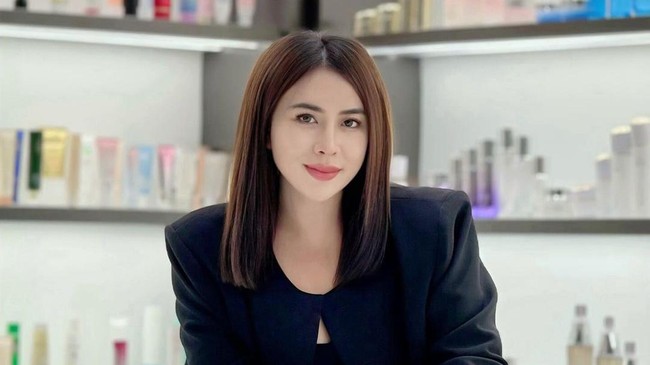 Kadek Maharani Kemala Dewi dan Dewa Gede Adiputra selaku pemilik PT Urban Indo Manufaktur dan PT Urban Asia Industri mengumumkan mundur dari MS Glow.