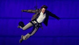 FOTO: Tom Cruise Bikin Heboh di Penutupan Olimpiade 2024