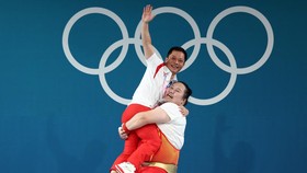 Viral Lifter China Gendong Pelatih Bak Bayi usai Rebut Emas Olimpiade