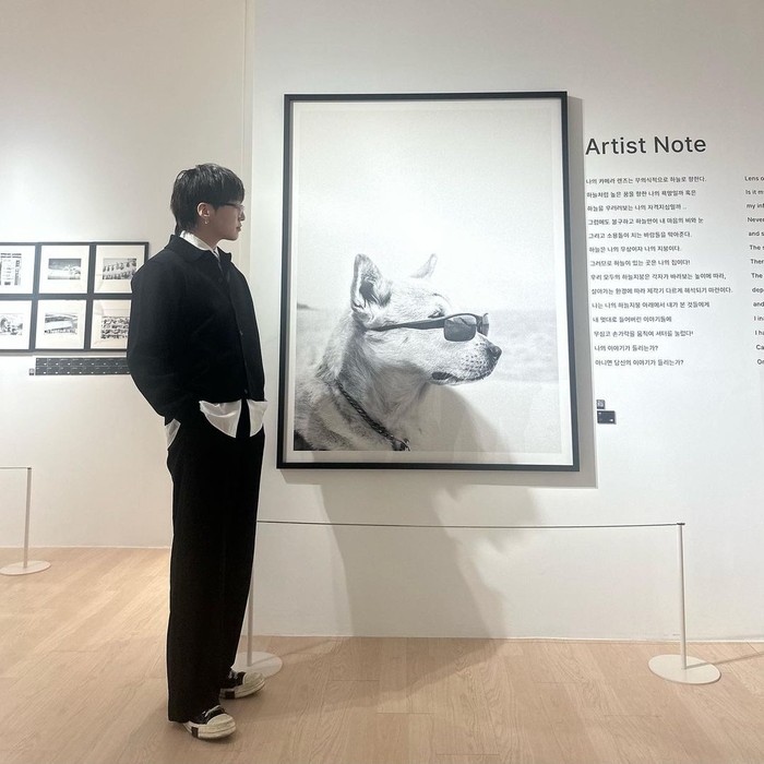 Pada 2023, Kang Seung Yoon WINNER, atau Yooyeon di dunia seni, membuka exhibition tunggal pertamanya bertajuk “Sky Roof” di distrik modis Seoul, Seongdong-gu, memamerkan lebih dari 90 karya fotografi orisinal miliknya. / Foto: instagram.com/w_n_r00
