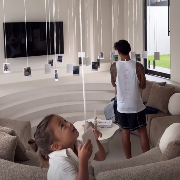 <p>Pada momen ulang tahunnya, Irfan Bachdim mendapat kejutan dari istri dan anak-anaknya. Ia diberikan kue stroberi dan ruangan juga dihiasi dengan foto-foto yang tergantung dengan balon. (Foto: Instagram: @jenniferbachdim)</p>