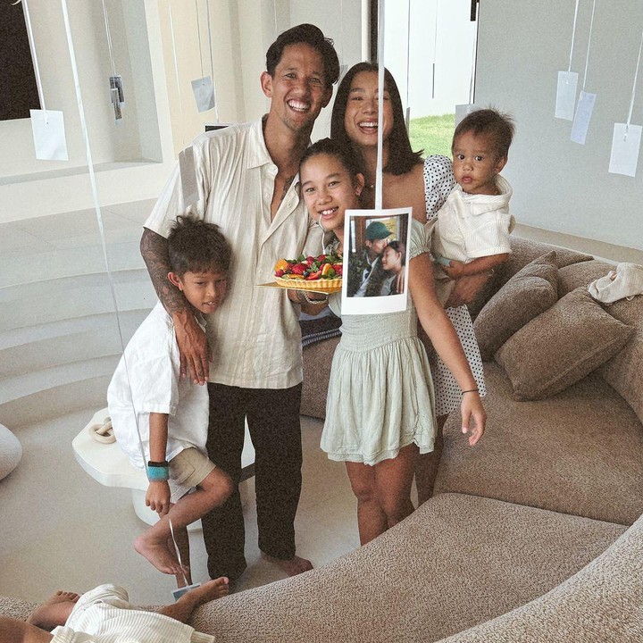 <p>"<em>Happy birthday</em> Papa Irfan, sehat selalu," ujar seorang netizen. "<em>Happy birthday</em> Papa Bachdim. Semoga dia selalu sehat selalu. Tuhan memberkati keluarga Mama Jen selalu," kata netizen lainnya. (Foto: Instagram: @jenniferbachdim)</p>