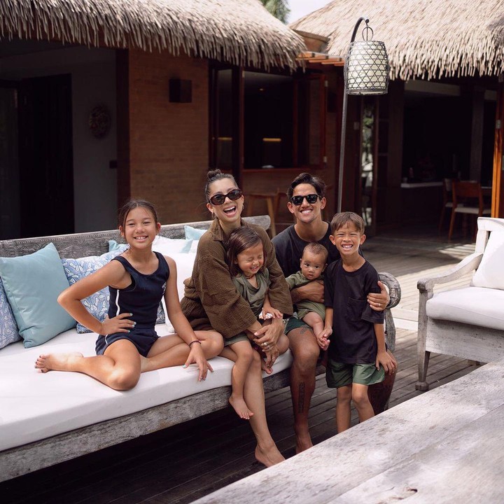 <p>Pesepakbola Irfan Bachdim menikah dengan Jennifer Bachdim pada tahun 2011. Dari pernikahan ini, keduanya pun dikaruniai empat orang anak, yakni Kiyomi, Kiyoji, Kenji, dan Kiro. (Foto: Instagram: @jenniferbachdim)</p>