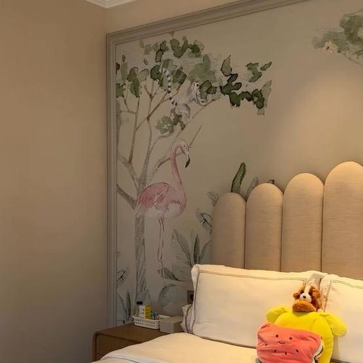 <p>Ia juga memperlihatkan kamar tidur anak perempuan dan anak laki-lakinya. Untuk kamar sang putri, ia memilih sentuhan warna pink, sedangkan kamar putranya didominasi warna abu-abu dan biru. (Foto: Instagram@build_Dec/nsyakieb85)</p>