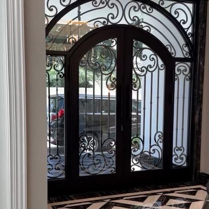 <p>Berkecimpung di dunia hiburan sejak 1999, Nabila Syakieb kini menempati rumah mewah dengan konsep <em>Elegance American Modern</em>. Berikut adalah potret area foyer rumahnya yang dihiasi dengan lantai berwarna hitam dan putih. Bukan hanya itu, ia juga menempatkan cermin besar di area tersebut. (Foto: Instagram@build_Dec/nsyakieb85)</p>