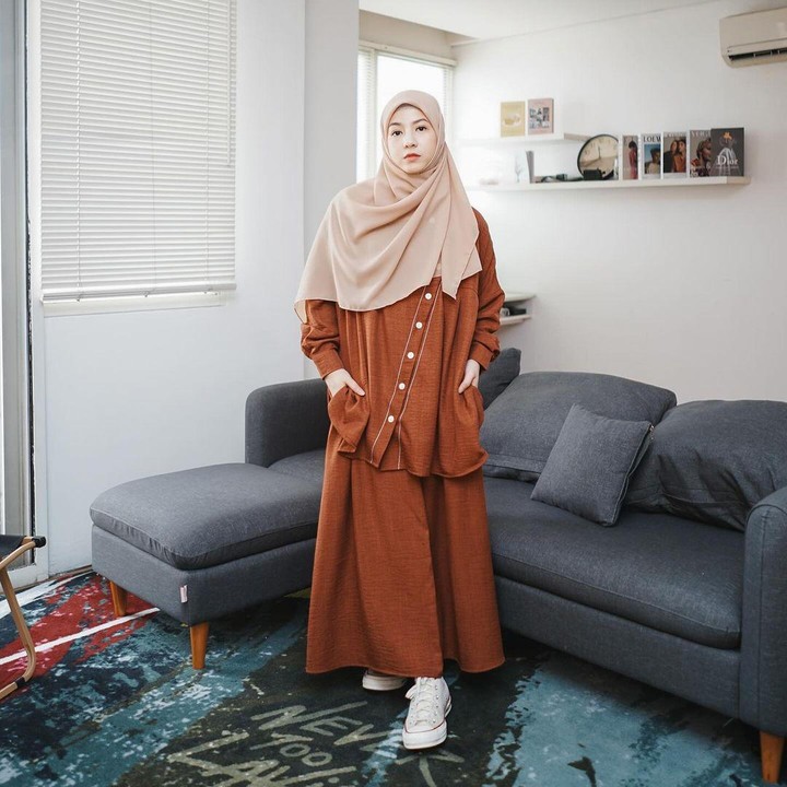 <p>Dari beberapa unggahan tersebut, Natasha juga pernah menampilkan area ruang tamu sekaligus ruang keluarga. Ruangan ini dilengkapi dengan sofa berwarna abu-abu dan televisi. (Foto: Instagram@natasharizkynew)</p>