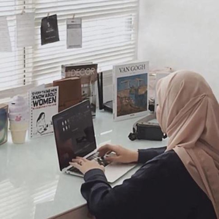 <p>Masih di area yang sama, Natasha memanfaatkan setiap sudutnya dengan maksimal. Seperti potret yang berikut ini, dia juga menyediakan area khususnya untuk bekerja. Meski terlihat sederhana, tempat ini terlihat <em>Instagramable,</em> ya, Bunda. (Foto: Instagram@natasharizkynew)</p>