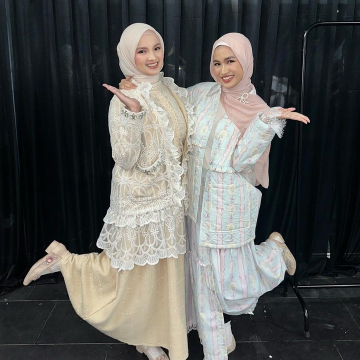 <p>Penampilan kompak Sabrina dan Xaviera saat melenggang di panggung <em>fashion show</em> sukses menuai pujian dari netizen. "Keren banget ampun dah," komentar @fadhilsafr****. "Masya Allah adik kaka cantik semua," kata @silvadw****. "<em>Another day of getting inspired by the nugget sisters,"</em> ucap @kenjigun**** (Foto: Instagram @sabrinaanggraini)</p>