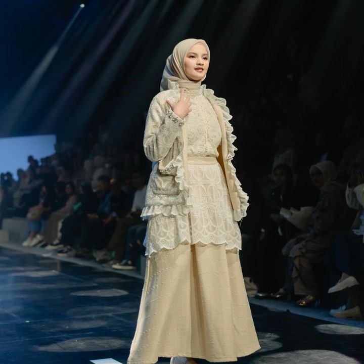 <p>Tak kalah cantk, Sabrina tampil memukau dalam balutan busana Muslimah yang dilengkapi dengan <em>outer</em> beraksen <em>ruffle.</em> Ini merupakan <em>fashion show</em> pertama sejak ia menjadi Bunda, lho. "<em>Fashion show</em> pertama sejak jadi Mama Launa dan terima kasih telah mempercayai aku sebagai <em>Muse,"</em> tulisnya. (Foto: Instagram @sabrinaanggraini)</p>