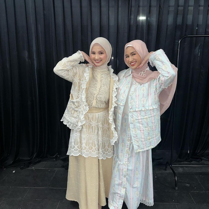 <p>Sabrina Anggraini dan Xaviera Putri tampil kompak sebagai model di pergelaran busana. Mereka melenggang di panggung acara Muslim Fashion Festival (MUFFEST) 2024. (Foto: Instagram @xavieraaputri)</p>