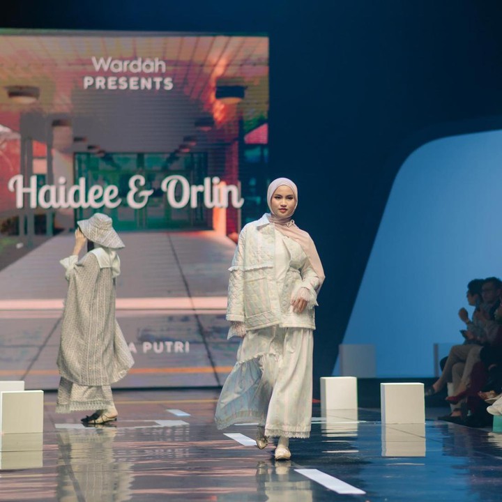 <p>Di acara tersebut, Sabrina dan Xaviera membawakan koleksi busana kolaborasi Haidee & Orlin dan Wardah yang bertajuk <em>Poets of Autumn.</em> Xaviera tampil cantik dengan memakai <em>outer</em> Muslimah bernuansa 'cewek kue' dan pashmina 'mleyot' andalannya, Bunda. (Foto: Instagram @xavieraaputri)</p>