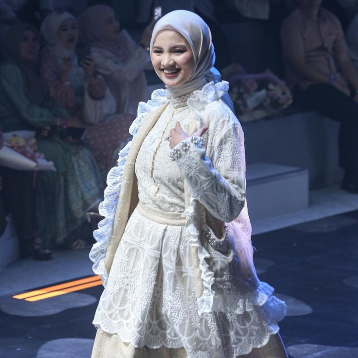 <p>Dalam unggahannya, Sabrina Anggraini turut memaparkan tentang filosofi dari koleksi busana yang mereka tampilkan. "Filosofinya menceritakan tentang sosok perempuan independen tetapi memiliki sisi feminin," ujarnya. (Foto: Instagram @sabrinaanggraini)</p>