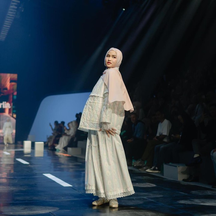 <p>Menurut Sabrina, koleksi busana yang ia dan sang adik kenakan sangat <em>relate</em> untuk para perempuan independen. "Terutama sejak<em> entering motherhood</em> di mana aku <em>embrace feminine side</em> aku.. Di mana aku setelah biasanya selalu fokus <em>hustle</em> dan berusaha jadi wanita independen," tuturnya. (Foto: Instagram @xavieraaputri)</p>